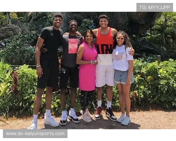 字母哥退赛后晒全家合影，真相竟是为孩子庆生